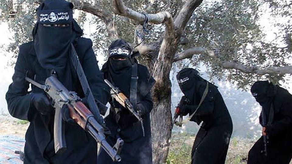 ARCHIV - Screenshot eines Propagandavideos der IS-Miliz zeigt voll verschleierte Frauen mit Gewehren, die angeblich in der syrischen Stadt Al-Rakka operieren (undatiert). Die Frauen gehören angeblich der Al-Chansaa-Brigade an. Al-Chansaa bedeutet «Ga