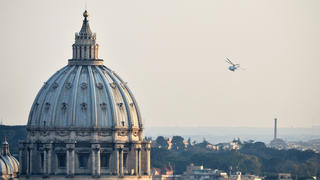 Der  Hubschrauber mit Papst Benedikt XVI. fliegt am 28.02.2013 am Petersdom vorbei vom Vatikan über Rom zum Castel Gandolfo. Um 20 Uhr endet die Amtszeit von Papst Benedikt, nachdem er zurückgetreten ist. Foto: Bernd von Jutrczenka/dpa +++(c) dpa - Bildfunk+++