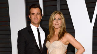 Jennifer Aniston mit ihrem Partner Justin Theroux bei einer Oscar-Party 2015
