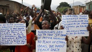 Protesters who are against Burundi President Pierre Nkurunziza and his bid for a third term march in Bujumbura, Burundi, June 4, 2015.  REUTERS/Goran Tomasevic