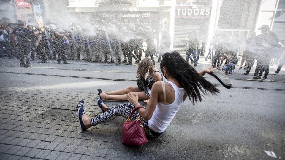 Die Polizei setzte Wasserwerfer und Tränengas ein.