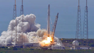 Space X's Falcon 9 rocket as it lifts off from space launch complex 40 at Cape Canaveral, Florida June 28, 2015 with a Dragon CRS7 spacecraft. The unmanned SpaceX Falcon 9 rocket exploded minutes after liftoff from Cape Canaveral, Florida, following what was meant to be a routine cargo mission to the International Space Station. "The vehicle has broken up," said NASA commentator George Diller, after NASA television broadcast images of the white rocket falling to pieces. "At this point it is not clear to the launch team exactly what happened." The disaster was the first of its kind for the California-based company headed by Internet entrepreneur Elon Musk, who has led a series of successful launches even as competitor Orbital Sciences lost one of its rockets in an explosion in October, and a Russian supply ships was lost in April. SpaceX's live webcast of the launch went silent about two minutes 19 seconds into the flight, and soon after the rocket could be seen exploding and small pieces tumbling back toward Earth. AFP PHOTO/ BRUCE WEAVER (zu dpa "«Harter Tag»: Rakete explodiert, ISS-Nachschub verloren" am 28.06.2015) +++(c) dpa - Bildfunk+++