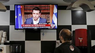 A waiter at a coffee shop follows Greek Prime Minister Alexis Tsipras live television address in Athens, Greece, July 1, 2015. Tsipras called on Greeks to vote 'no' in Sunday's referendum on a bailout package offered by creditors, in a defiant address that dispelled speculation he was rowing back on the plan under mounting pressure.  REUTERS/Christian Hartmann 