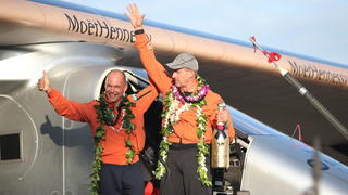 epa04829929 After covering some 8,200 kilometres over the course of 120 hours, pilot co-founder Andre Borschberg (R) and his partner Bertrand Piccard (L) celebrate the landing of the Solar Impulse 2 in Honolulu Solar Impulse 2 in Honolulu, Hawaii, USA, 03 July 2015. The solar-powered plane on a round-the-world journey landed in Hawaii after a record-breaking five-day flight from Japan. The Solar Impulse 2 departed on 29 June on the most challenging leg of its attempt to circumnavigate the globe using only the energy of the sun. EPA/Bruce Omori EPA/Bruce Omori EPA/Bruce Omori +++(c) dpa - Bildfunk+++