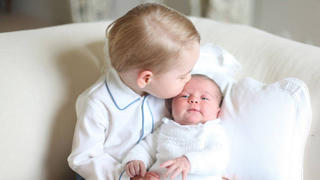 Auch Prinz George hat anscheinend einen richtigen Narren an seiner kleinen Schwester Charlotte gefressen