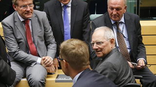 epa04835043 German Finance Minister Wolfgang Schaeuble (R) at the start of a special Eurogroup Finance Ministers Meeting on the Greek crisis at EU Council headquarters in Brussels, Belgium, 07 July 2015. Eurozone member states are waiting for Greek proposals in order to discuss a new aid programme for Greece. Prime Minister Alexis Tsipras is heading to Brussels to participate in the summit. EPA/OLIVIER HOSLET +++(c) dpa - Bildfunk+++