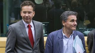 Newly appointed Greek Finance Minister Euclid Tsakalotos (R) and Eurogroup President Jeroen Dijsselbloem (L) attend a euro zone finance ministers meeting on the situation in Greece in Brussels, Belgium, July 7, 2015. Greece faces a last chance to stay in the euro zone on Tuesday when Prime Minister Alexis Tsipras puts proposals to an emergency euro zone summit after Greek voters resoundingly rejected the austerity terms of a defunct bailout. REUTERS/Yves Herman