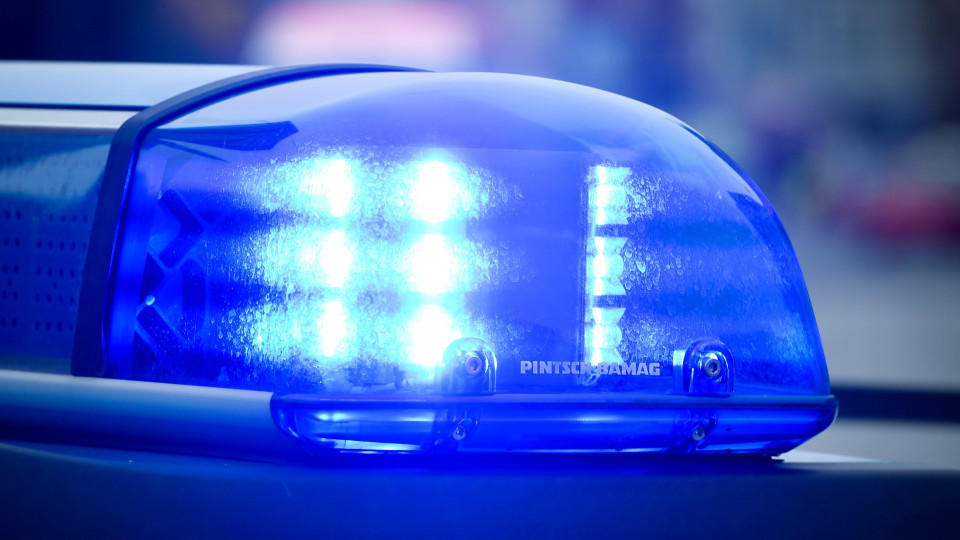 Die Polizei hat in Schleswig-Holstein kistenweise Waffen in einem Privathaushalt gefunden.