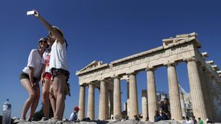 A group of tourists take a selfie in front of the temple of the Parthenon atop the Acropolis in Athens, Greece July 9, 2015. A race to save Greece from bankruptcy and keep it in the euro gathered pace on Wednesday when Athens formally applied for a three-year loan and European authorities launched an accelerated review of the request. REUTERS/Christian Hartmann 