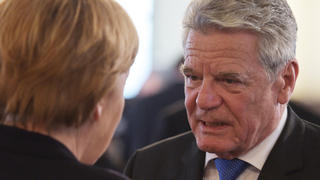 Bundeskanzlerin Angela Merkel (CDU) und Bundespräsident Joachim Gauck unterhalten sich am 02.07.2015 in Berlin beim Johannisempfang der Evangelischen Kirche in Deutschland (EKD) in der Französischen Friedrichstadtkirche am Gendarmenmarkt in Berlin zusammen. Foto: Rainer Jensen/dpa +++(c) dpa - Bildfunk+++