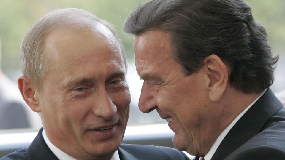 ARCHIV - Bundeskanzler Gerhard Schröder (r) und der russische Präsident Wladimir Putin begrüßen sich am 08.09.2005 in Berlin. Die Politiker trafen anschließend zu einem Gespräch im Bundeskanzleramt zusammen. Foto: Peer Grimm dpa (Zu dpa "«BamS»: NSA 