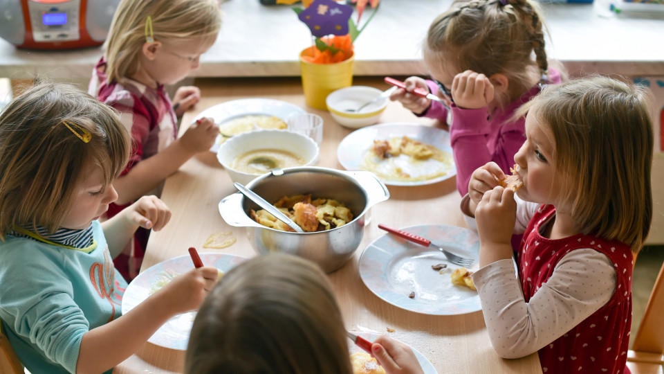 Schock Fur Kinder Und Erzieher Verdorbenes Essen Bringt Kinder Zum Erbrechen