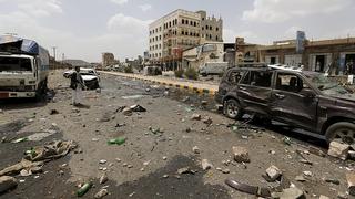 A Houthi militant stands at the site of a Saudi-led air strike in Yemen's capital Sanaa July 14, 2015. A Saudi-led Arab coalition has been bombarding the Iranian-allied Houthi rebel movement - Yemen's dominant force - since late March in a bid to reinstate exiled President Abd-Rabbu Mansour Hadi, who has fled to Riyadh.    REUTERS/Khaled Abdullah