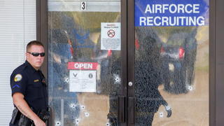 dpatopbilder epa04849685 A Chattanooga Police officer walks past the bullet-riddled front door of a US Military Recruiting storefront after a shooting in Chattanooga, Tennessee, USA, 16 July 2015. Authorities say the shootings at two different locations left four US Marines and the gunman Mohammod Youssuf Abdulazeez dead. EPA/ERIK S. LESSER +++(c) dpa - Bildfunk+++
