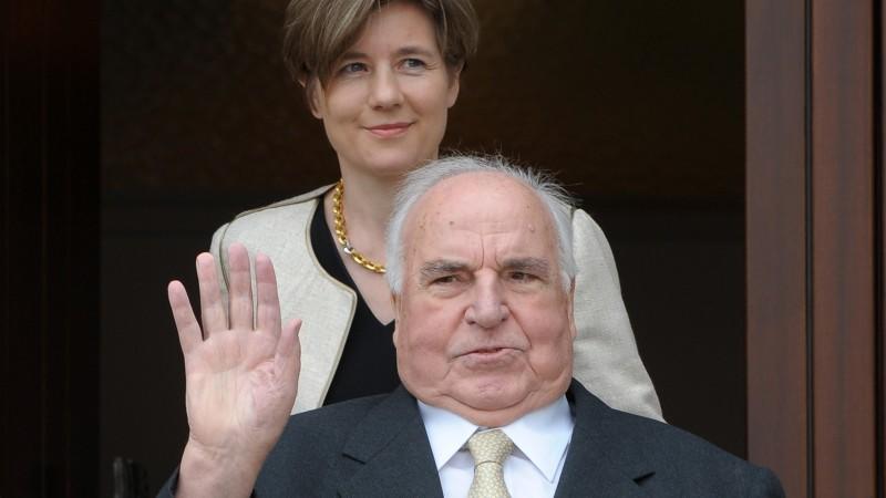 Altkanzler Helmut Kohl (CDU) und seine Ehefrau Maike Kohl-Richter kommen zusammen am Samstag (03.04.2010) an ihrem Wohnhaus in Ludwigshafen-Oggersheim vor die Eingangstüre. Kohl feiert am 3. April seinen 80. Geburtstag. Eine zentrale Feier wird es am