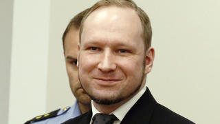 ARCHIV - Anders Behring Breivik steht am 24.08.2012 in Oslo (Norwegen) im Gerichtssaal. Der norwegische Attentäter  Breivik darf ab dem Herbst Staatswissenschaft an der Universität Oslo studieren. Foto: EPA/HEIKO JUNGE / POOL (zu dpa «Norwegischer Attentäter Breivik darf Staatswissenschaft studieren" vom 17.07.2015) +++(c) dpa - Bildfunk+++