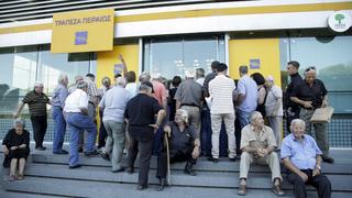 People wait to enter a Piraeus Bank branch at the city of Iraklio in the island of Crete, Greece July 20, 2015. Greeks queued outside banks on Monday as they reopened three weeks after closing to stop the system collapsing under a flood of withdrawals, the first cautious sign of a return to normal after a deal to start talks on a new package of bailout reforms. REUTERS/Stefanos Rapanis      TPX IMAGES OF THE DAY     