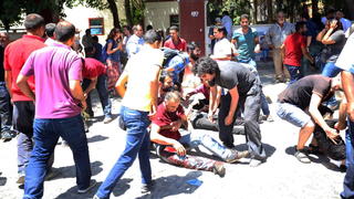 epa04854091 People try to help wounded people after an explosion at a cultural center in Suruc, Sanliurfa province, Turkey, 20 July 2015. At least 20 people were killed and some 100 wounded in a suicide blast ouside a cultural centre in Suruc, Sanliurfa province. The incident took place in Suruc, across from northern Syria town Kobane, which was the scene of heavy battles earlier this year between Kurdish fighters, backed by United States-led airstrikes, and the Islamic State extremist group. Nearlt at the same time, casualties were reported in a car bombing in Kobane near a checkpoint close to the Syrian-Turkish border. EPA/DEPO PHOTOS TURKEY OUT +++(c) dpa - Bildfunk+++