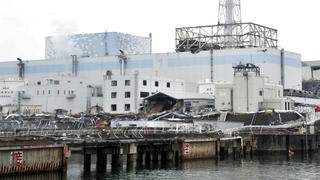 HANDOUT - ARCHIV - Ein Handout-Foto des japanischen Verteidigungsministeriums zeigt die Ruinen des havarierten Atomkraftwerks Fukushima mit den Reaktoren 1 (M) und 2 von der Seeseite aus (Foto vom 31.03.2011) (zu dpa "Atombetreiber in Fukushima bereitet Rückbau von Unglücksreaktor vor" vom 22.10.2014) - ACHTUNG: Nur zur redaktionellen Verwendung bei vollständiger Nennung der Quelle: «Japanisches Verteidigungsministerium/JMSDF» +++(c) dpa - Bildfunk+++