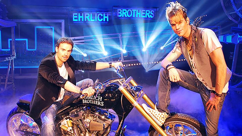 Die "Ehrlich Brothers" Chris und Andreas Ehrlich entführen ihre Zuschauer in "Ehrlich Brothers live! Magic - Die einmalige Stadionshow" ins Reich der Magie.