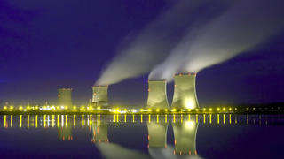 ARCHIV - Das französischen AtomkraftwerkCattenom nahe der deutschen Gremze (Foto vom 09.02.2007). Foto: Karaba/epa (zu dpa Korr-Bericht 'Atomland Frankreich auf Ökostrom- und Energiesparkurs' vom 22.07.2015) +++(c) dpa - Bildfunk+++