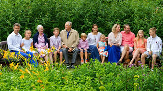 In Mitten der grünen Pracht von Schloss Gravenstein versammelte sich die dänische Königsfamilie zum sommerlichen Gruppenfoto