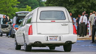 epa04860087 The hearse bearing the casket and body of Sandra Bland arrives for the wake and funeral service at the DuPage African Methodist Episcopal Church in Lisle, Illinois, USA, 25 July 2015. Bland, 28, was found hanged in her Waller County, Texas jail cell on 13 July after she was arrested for becoming combative during a traffic violation stop in Prairie View, Texas, on 10 July. The death has been ruled a suicide but family member dispute the findings. EPA/TANNEN MAURY +++(c) dpa - Bildfunk+++