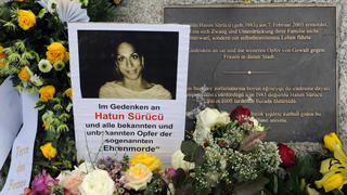 ARCHIV - Blumen und Kränze liegen am  07.02.2010 in Berlin neben einem Gedenkstein für die am 07.02.2005 ermordete Hatun Sürücü. Mehr als zehn Jahre nach dem Mord an der Deutsch-Türkin Hatun Sürücü sind zwei ihrer Brüder wegen Mordes in der Türkei angeklagt worden. Foto: Soeren Stache/dpa (zu dpa "Mord an Hatun Sürücü - Mordanklage in der Türkei gegen zwei Brüder" vom 26.07.2015) +++(c) dpa - Bildfunk+++