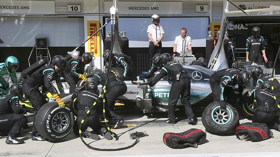 Reifenwechsel am Mercedes von Nico Rosberg
