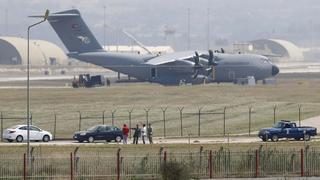 Turkish and U.S. soldiers, with a Turkish Air Force A400M tactical transport aircraft in the background, conduct inspections inside Incirlik airbase in the southern city of Adana, Turkey, July 27, 2015. Turkey attacked Kurdish insurgent camps in Iraq for a second night on Sunday, security sources said, in a campaign that could end its peace process with the Kurdistan Workers Party (PKK). REUTERS/Murad Sezer