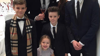Eine schrecklich schöne Familie: Dieses Bild postete Victoria Beckham zum Hochzeitstag am 4. Juli - auch der kleinen Harper scheint es zu gefallen
