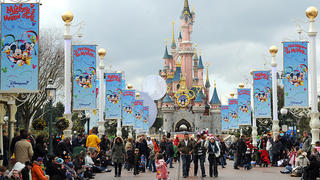Die Main Street von Disneyland mit Schloss, aufgenommen am  28.03.2009 im Disneyland Resort Paris. Der Themenpark "Disneyland Paris" ist der größte Freizeitpark Europas und verzeichnet durchschnittlich 14 Millionen Besucher pro Jahr. Foto: Jens Kalaene dpa +++(c) dpa - Report+++