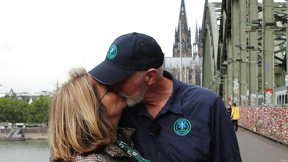 Dr. Bob knutscht in Köln