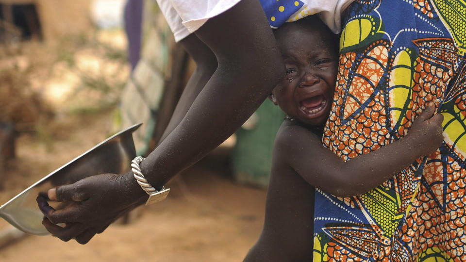 ARCHIV - A picture made available on 19 July 2012 shows a young boy cries as he holds onto his mother on the terrain of a refugees camp near Dori, Burkina Faso, on 04 July 2012. According to reports, over 370,000 people have been displaced by the vio