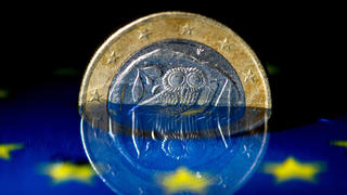 ARCHIV - ILLUSTRATION - Eine griechische Euro-Münze spiegelt sich am 13.03.2015 in Düsseldorf (Nordrhein-Westfalen) im Wasser. Foto: Federico Gambarini/dpa (zu dpa: Durchbruch im Ringen um neues Hilfspaket für Griechenland" vom 11.08.2015) +++(c) dpa - Bildfunk+++