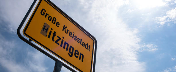 Auf dem Ortsschild der Stadt Kitzingen (Bayern) ist am 08.08.2015 das K durch ein H ersetzt worden, woraus sich das Wort «Hitzingen» ergibt. Der Deutsche Wetterdienst hat am 07.08.2015 erneut im bayerischen Kitzingen den deutschen Rekordwert von 40,3