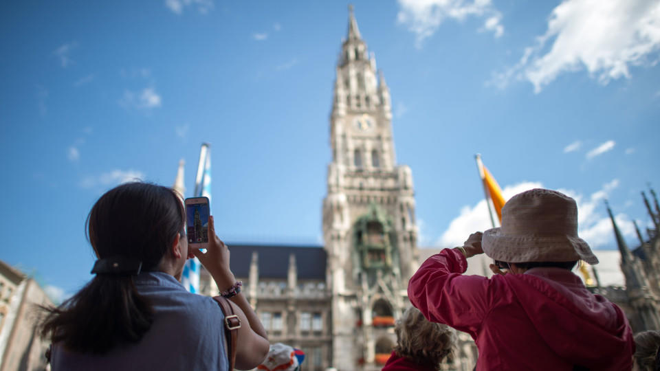 ARCHIV - Asiatische Touristinnen fotografieren am 27.07.2015 auf dem Marienplatz in München (Bayern) das Rathaus. Foto: Matthias Balk/dpa (zu dpa "Tourismus in München boomt - 3,2 Millionen Gäste im ersten Halbjahr" vom 13.08.2015) +++(c) dpa - Bildf