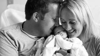 Adoptiveltern sehen Baby zum ersten Mal