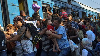 epaselect epa04885234 Migrants run to find a place in the train heading to the Serbian border at the train station in Gevgelija, The Former Yugoslav Republic of Macedonia, 15 August 2015 The number of migrants passing through Macedonia increases day by day. From the beginning of the year to mid-June 2015, nearly 160,000 migrants landed in the southern European countries, mainly Greece and Italy, on their way to wealthier countries in Western and Northern Europe, according to estimates by the International Organization for Migration (IOM). EPA/GEORGI LICOVSKI +++(c) dpa - Bildfunk+++