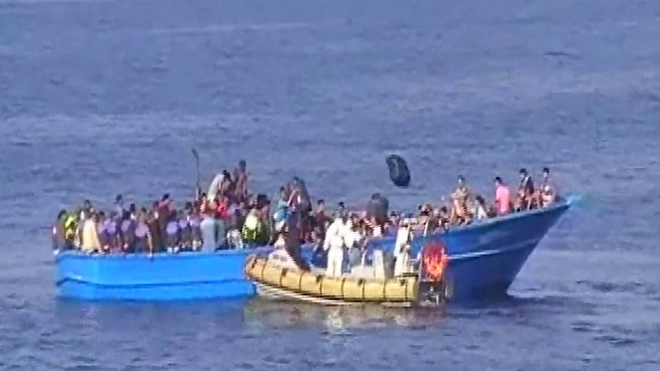 Drama im Mittelmeer: 40 Flüchtlinge im Laderaum eines Fischerbootes erstickt