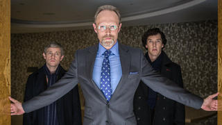 Medientycoon Charles Magnussen (Lars Mikkelsen, Mitte) führt Sherlock Holmes (Benedict Cumberbatch, re.) und John Watson (Martin Freeman) in seinen Erinnerungspalast