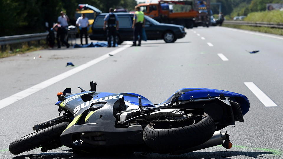ARCHIV - Das Motorrad eines 24-jährigen jungen Mannes liegt am 24.07.2015 auf der Autobahn 5 bei Zwingenberg (Hessen) in Fahrtrichtung Norden auf der Straße. Bei dem Verkehrsunfall ist der Motorradfahrer ums Leben gekommen. Wie die Polizei mitteilte,
