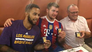 epa04892461 A photograph released with permission via Twitter user @FLeturque of two US citizens, Anthony Sadler (L) Alek Skarlatos (C) and British man Chris Norman (R), after being awarded the medal of the city of Arras the day after they apprehended the suspect of the shooting on a Thalys train at Arras train station in Arras, northern France, 22 August 2015. A man opened fire on a high-speed Thalys train travelling to Paris from Amsterdam leaving at least two people injured, French officials said. The man was arrested at a station in the northern French town of Arras, according to a statement by the Elysee Palace, but his identity and motive were unclear. EPA/FREDERIC LETURQUE/TWITTER / HANDOUT MANDATORY CREDIT: FREDERIC LETURQUE HANDOUT EDITORIAL USE ONLY/NO SALES +++(c) dpa - Bildfunk+++