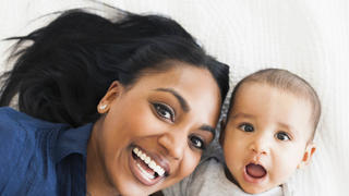 , Portrait of happy mother with baby boy (2-5 months) making funny face Keine Weitergabe an Drittverwerter.