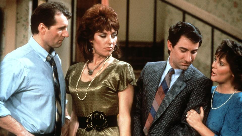 Szene mit (l-r): Ed O'Neill als Al Bundy, Katey Sagal als seine Frau Peggy Bundy, David Garrison und Amanda Bearse als Nachbarn Steve und Marcie. Aufnahme von 1993.