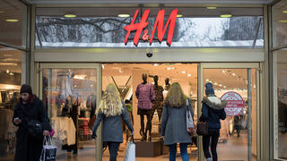 Passanten gehen am 23.01.2015 in Berlin in ein Bekleidungsgeschäft von H&M. Die schwedische Modekette Hennes & Mauritz gibt am 28.01.2015 ihre Jahreszahlen bekannt. Foto: Bernd von Jutrczenka/dpa