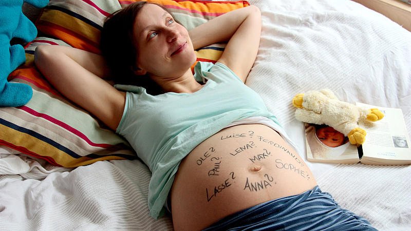 ILLUSTRATION - Eine schwangere Frau denkt am 12.03.2011 in Berlin über Namen für ihr Baby nach.