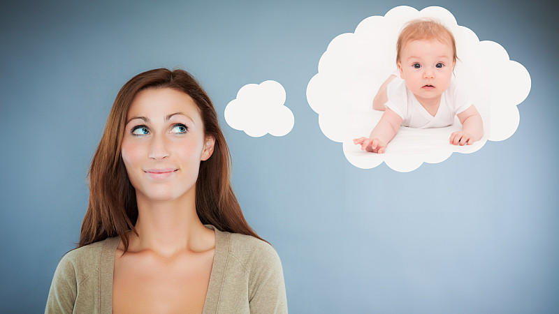 Babynamen weltweit: Frau denkt an ein Baby