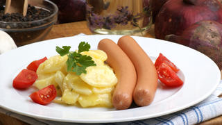 Kartoffelsalat mit Öl, Essig und Würstchen