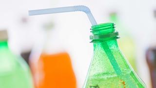 Studio shot of bottles with beverages, Erfrischungsgetränke in Plastikflaschen Keine Weitergabe an Drittverwerter.